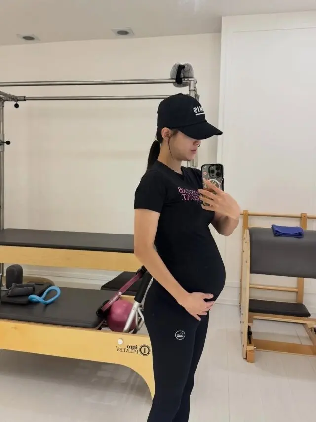 怀孕21周的南宝拉侧身自拍，展示除了腹部隆起外依然苗条的S型曲线