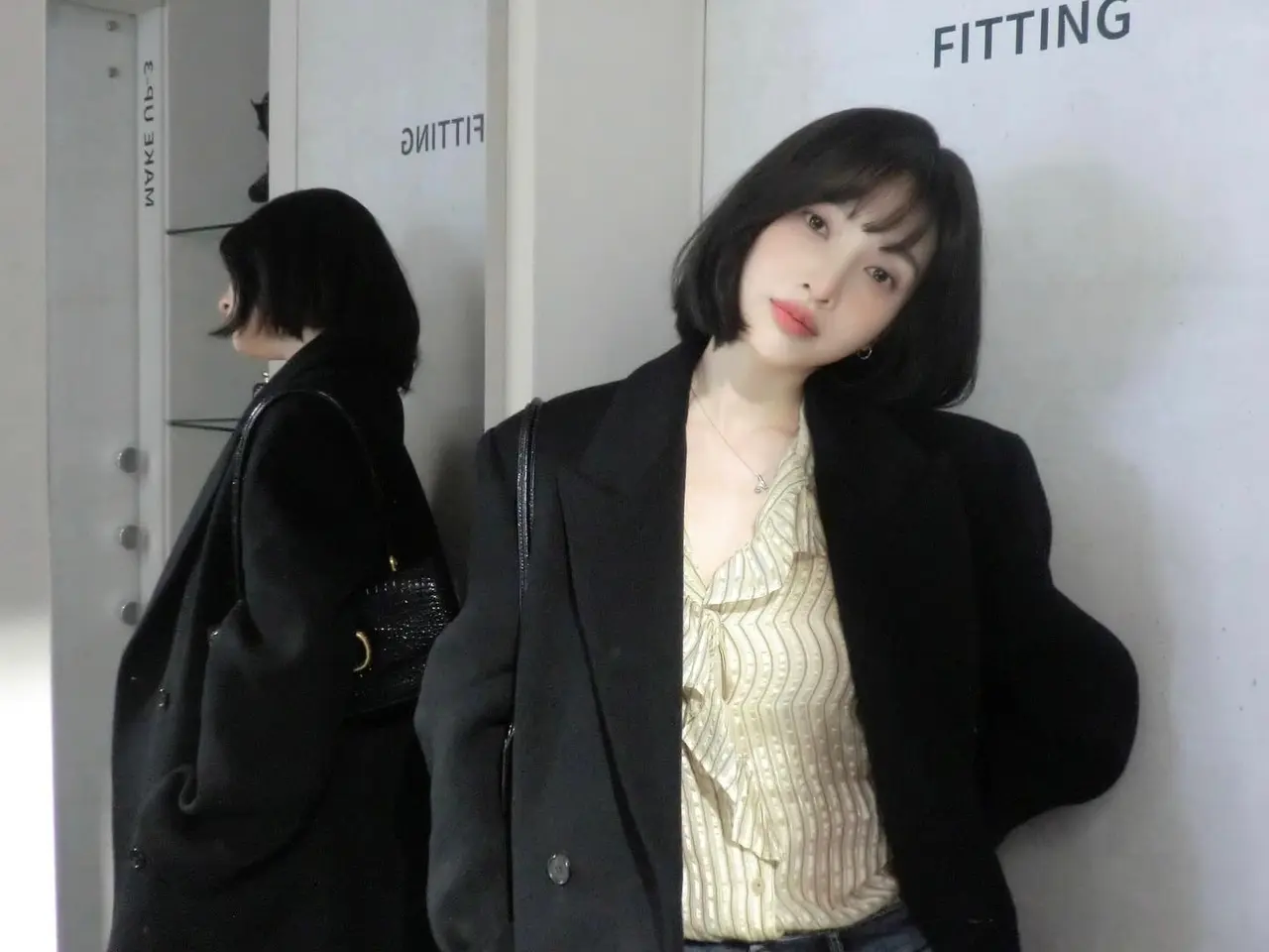 Red Velvet Joy身穿白色衬衫搭配牛仔裤的对镜自拍,展现清纯气质