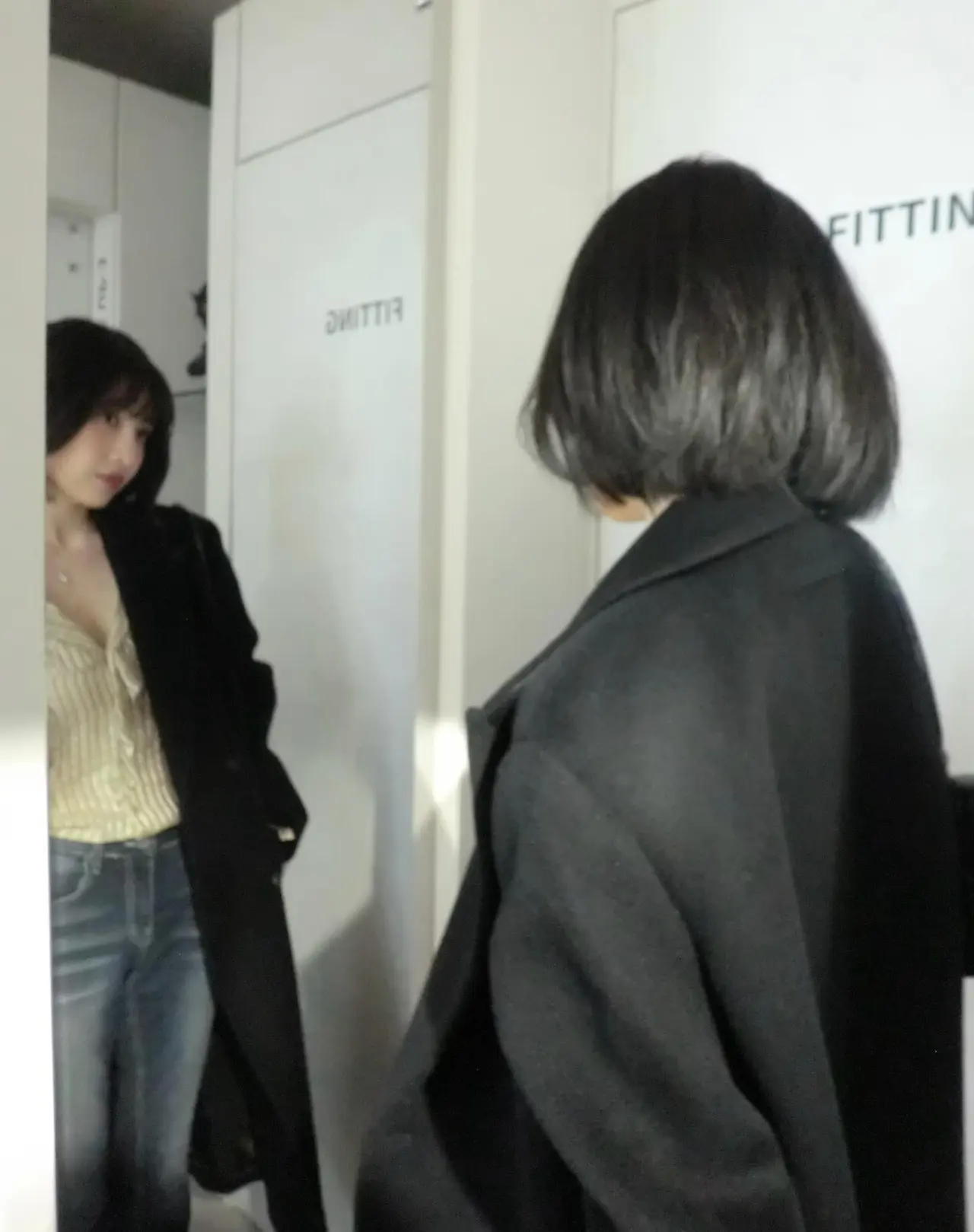 Joy朴秀荣减肥成功后展示纤细腰身与直角肩,极简风格穿搭