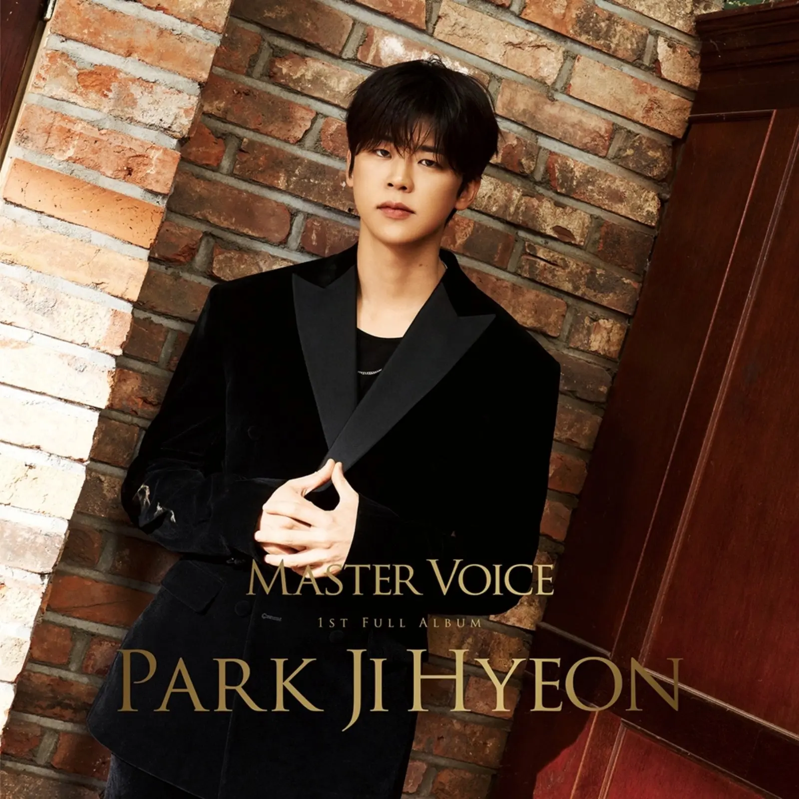 朴志贤首张正规专辑《MASTER VOICE》概念照与宣传海报,展示特罗特王子魅力