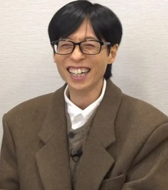 罗美兰与朱钟赫在SBS综艺《只要有空》中全情投入办公室椅子冰壶游戏