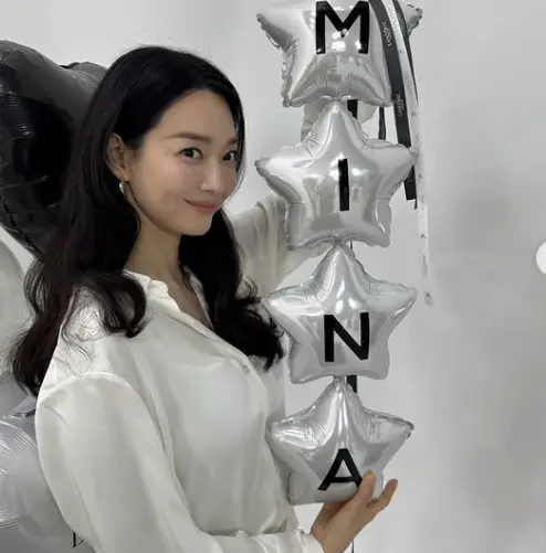 申敏儿身穿全白造型手持兰蔻气球甜笑,展现婚后优雅清纯的冻龄美貌