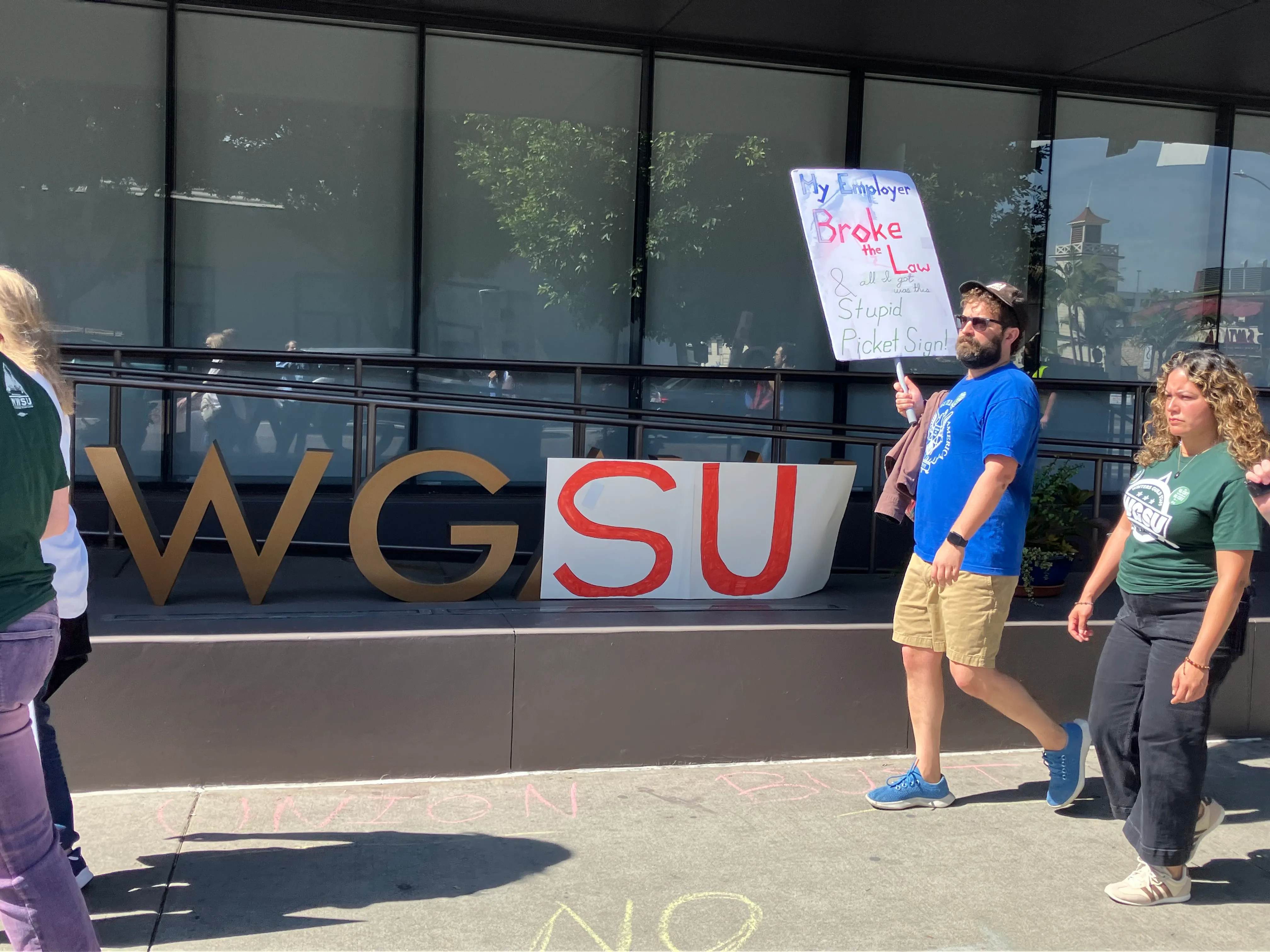 美国编剧工会WGA总部外的员工罢工抗议现场