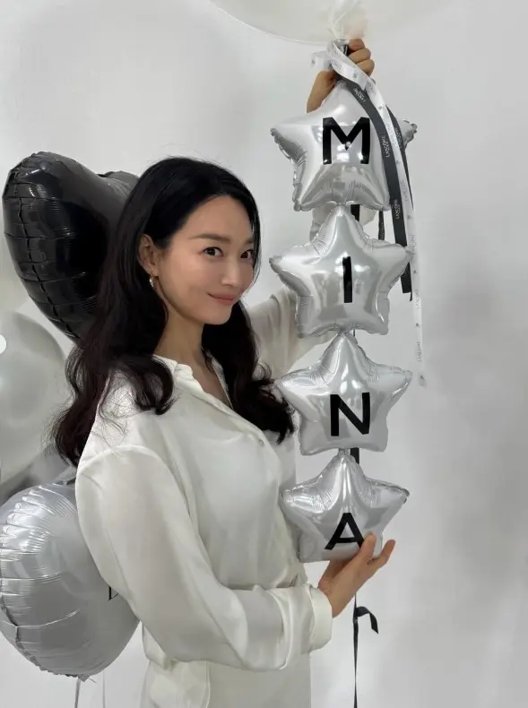 兰蔻活动现场布置精美,印有申敏儿名字首字母的银色气球装点现场甜蜜氛围
