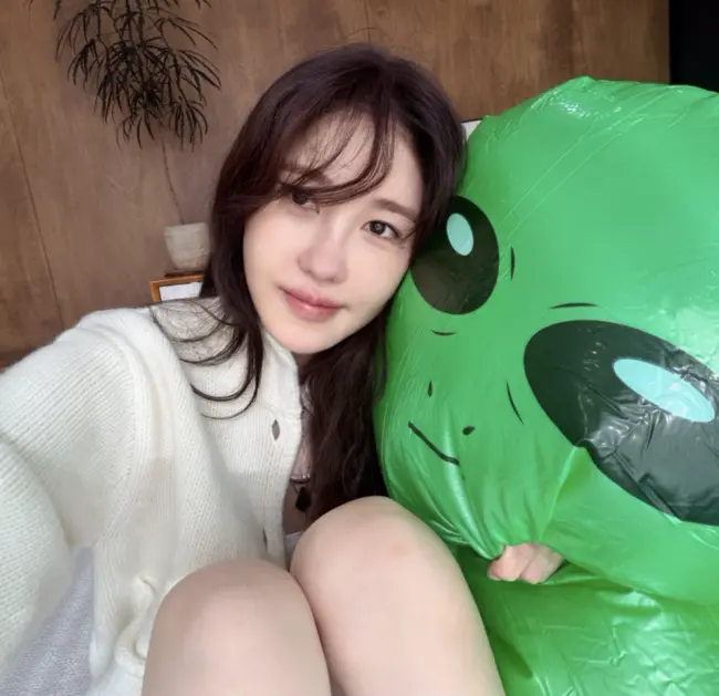 李智雅怀抱绿色外星人玩偶展现清纯素颜