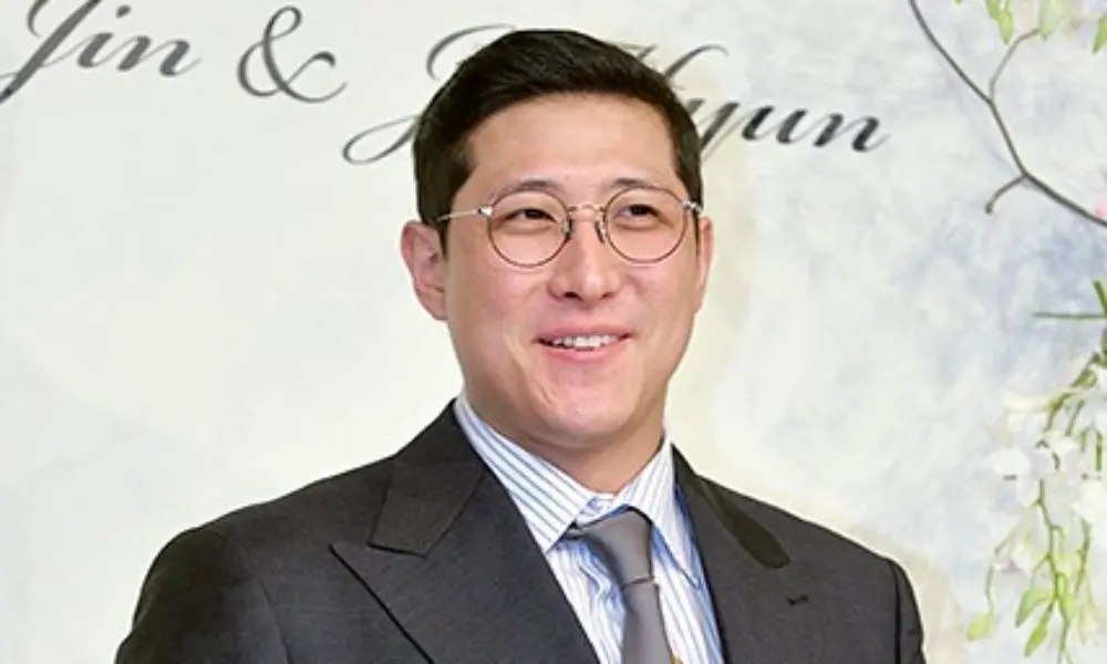 黄载均身着休闲装在Radio Star节目现场展现自信笑容,宣布开启综艺人生