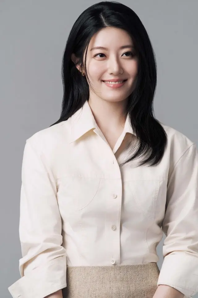 演员南志铉接受采访时的清新侧影,身穿简约服装展现知性美