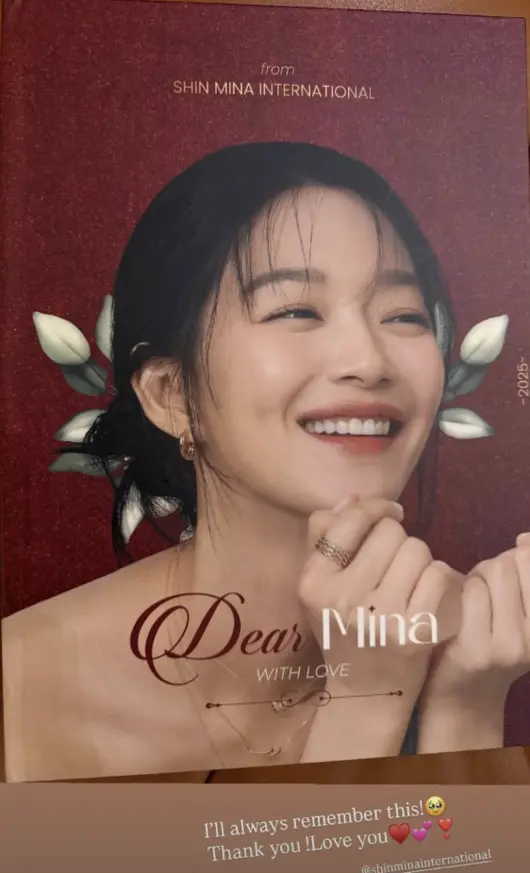 申敏儿收到品牌方制作的记录其演艺生涯的特别画报礼物，封面上写着Dear Mina