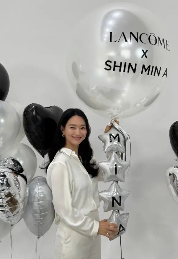 申敏儿身穿白色套装出席兰蔻品牌活动,展现婚后优雅迷人的女神气质