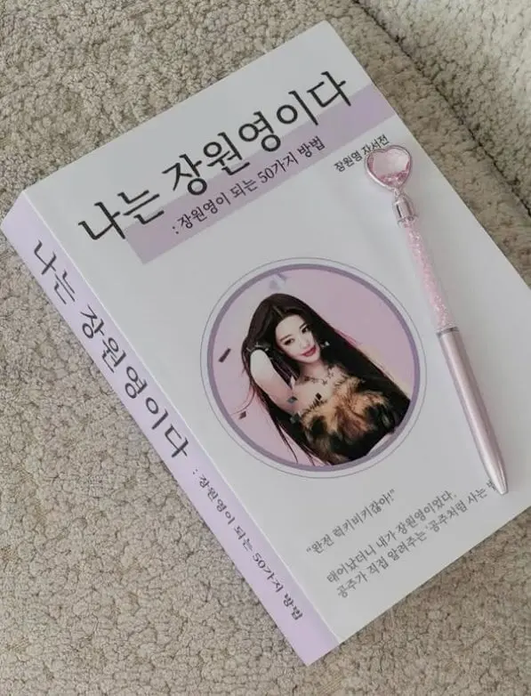 张员瑛在拍摄现场专注工作的侧颜,展现精致妆容与优雅气质