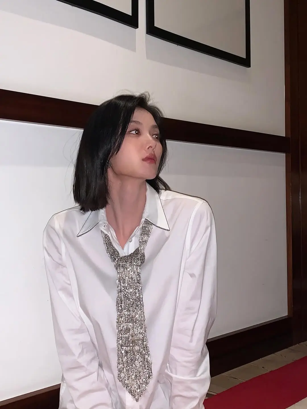 金裕贞利落的短发造型与精致淡雅妆容特写,尽显都市冷艳气质
