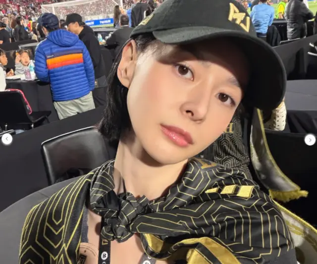 权娜拉洛杉矶追星孙兴慜：短发球衣造型封神，现场见证3-0完胜梅西