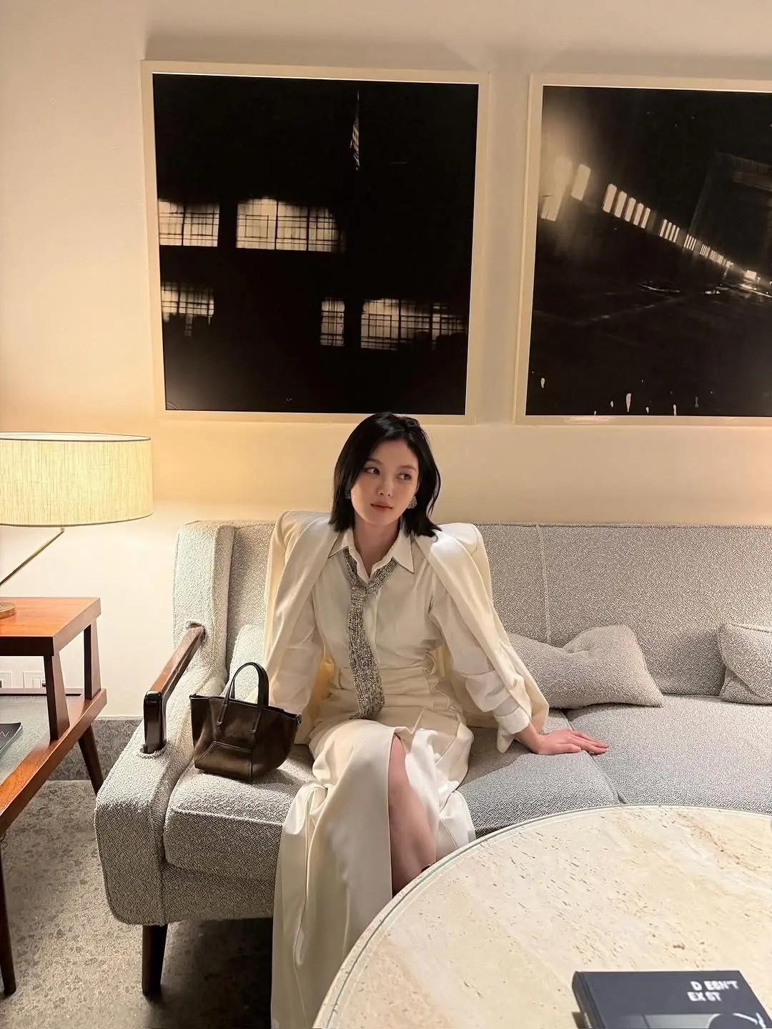 金裕贞穿着黑色尖头高跟鞋的全身照,黑白对比营造视觉冲击力