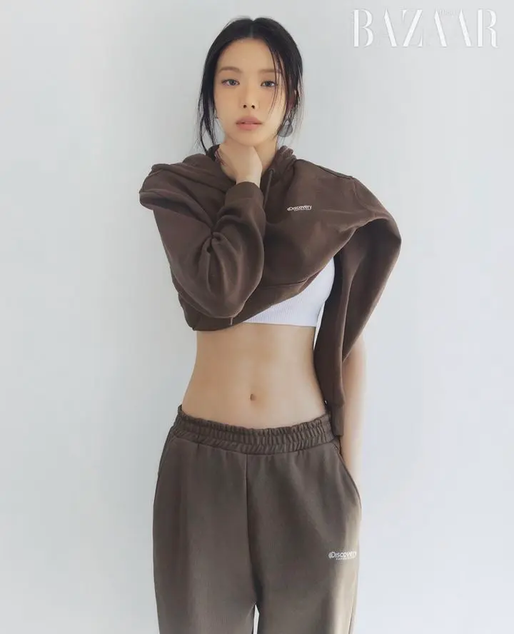 孙娜恩身穿紧身运动服在健身房展示完美身材曲线