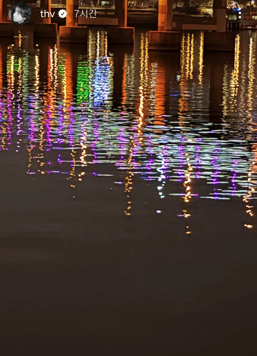 金泰亨分享的深夜汉江夜景照片,城市灯光倒映在水面