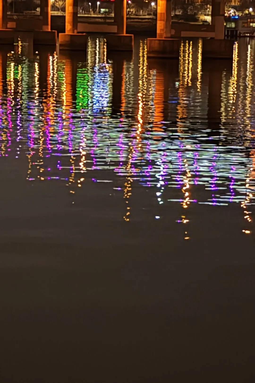 金泰亨Instagram发布的深夜江边城市灯光倒影风景照