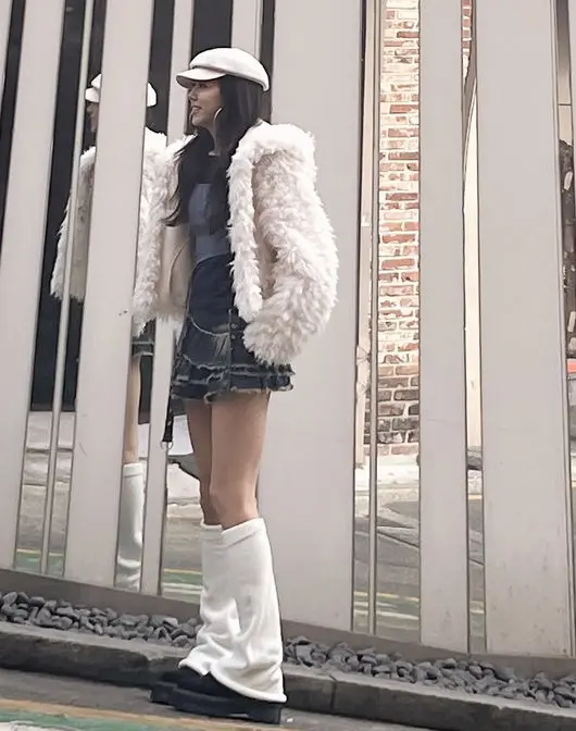 朴寒星身穿牛仔短裙与保暖腿袜分享千禧年怀旧瞬间