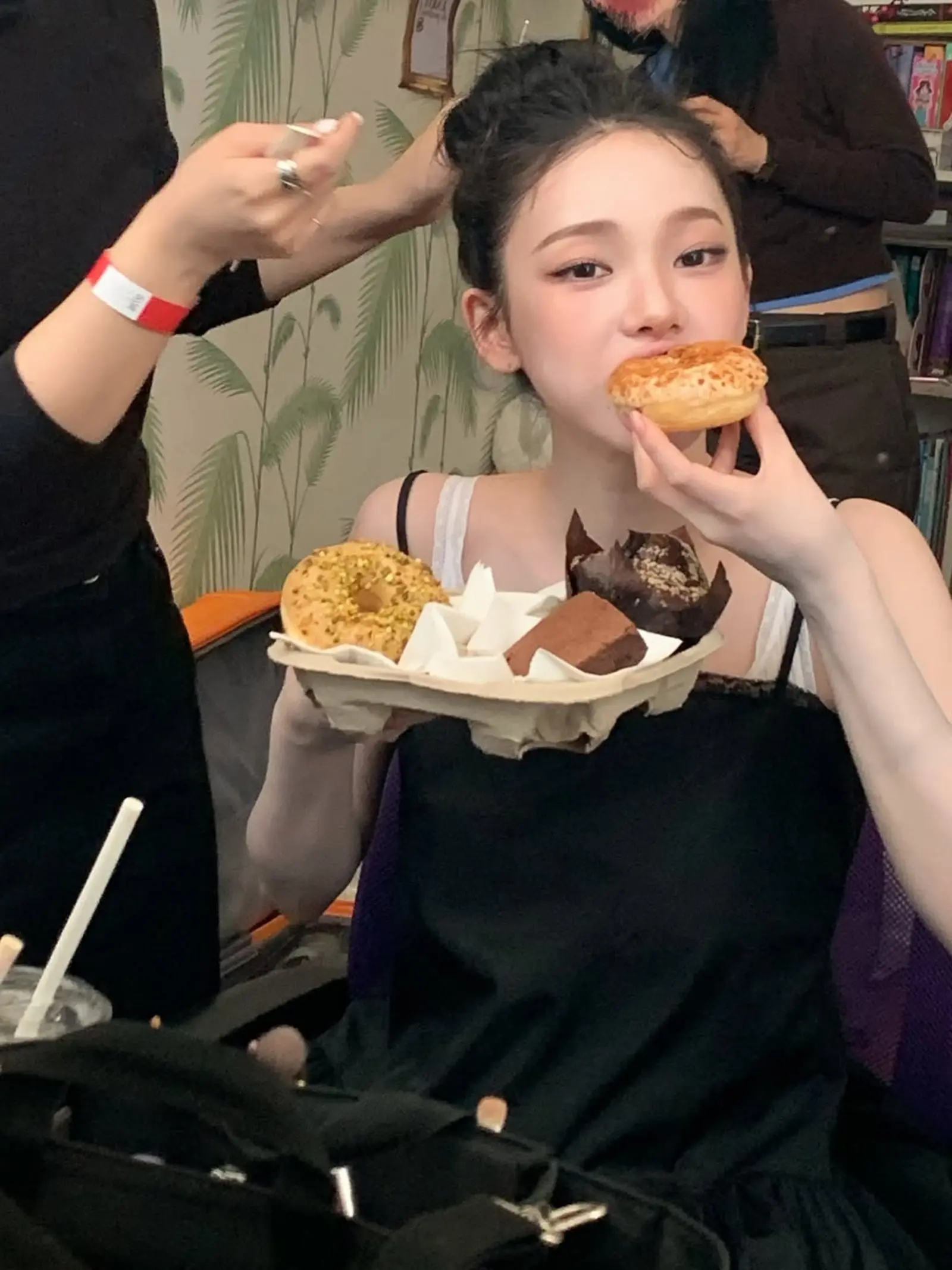 Karina柳智敏精致五官特写与甜甜圈的趣怪互动瞬间