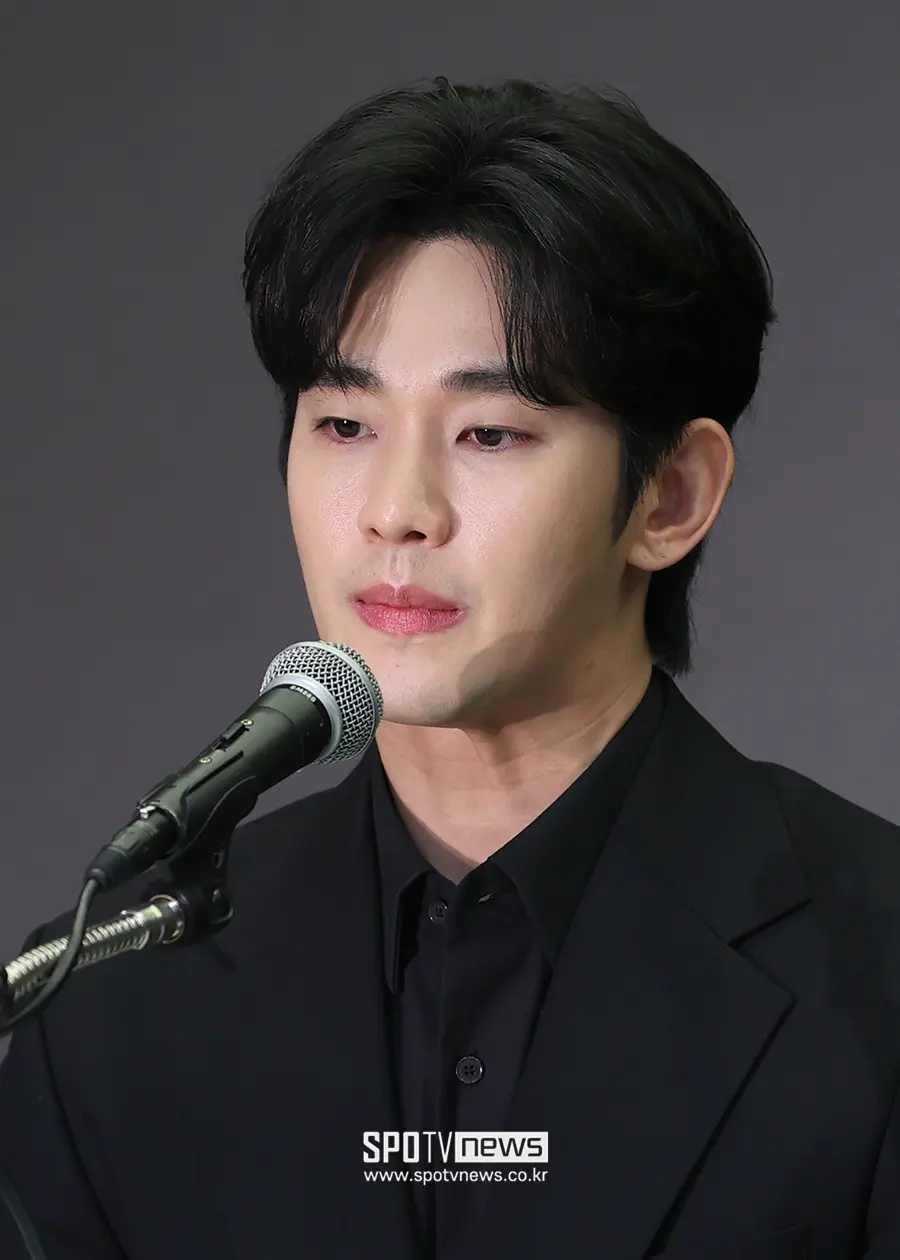 韩国男演员金秀贤出席公开活动,神情从容展现顶级明星气质