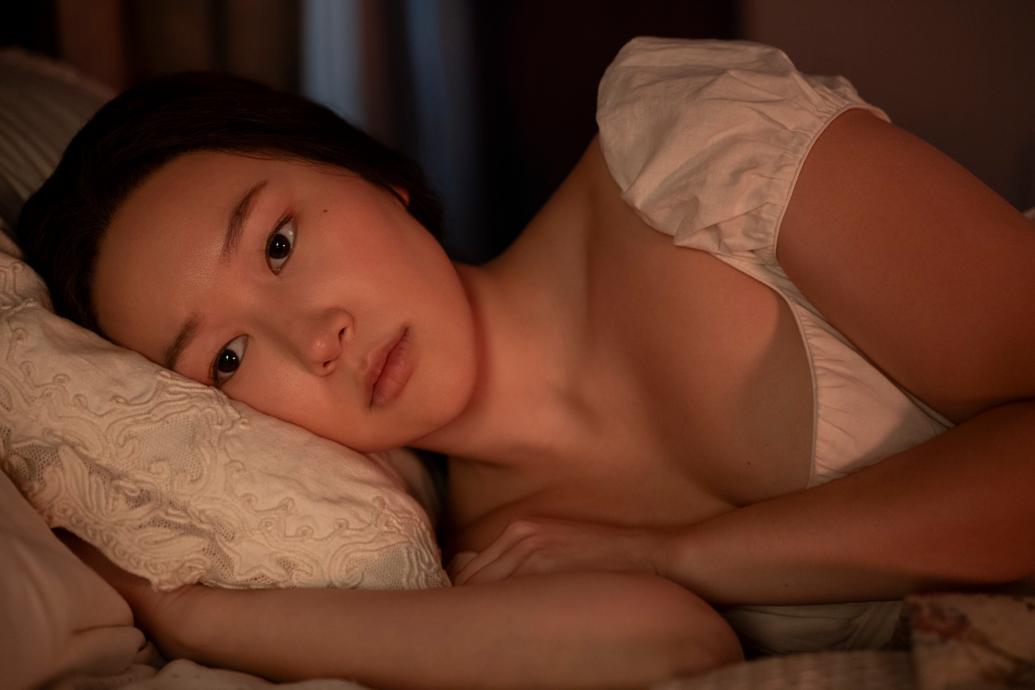 《布里杰顿》第四季下半部本内迪克特与索菲的卧室亲密戏氛围剧照