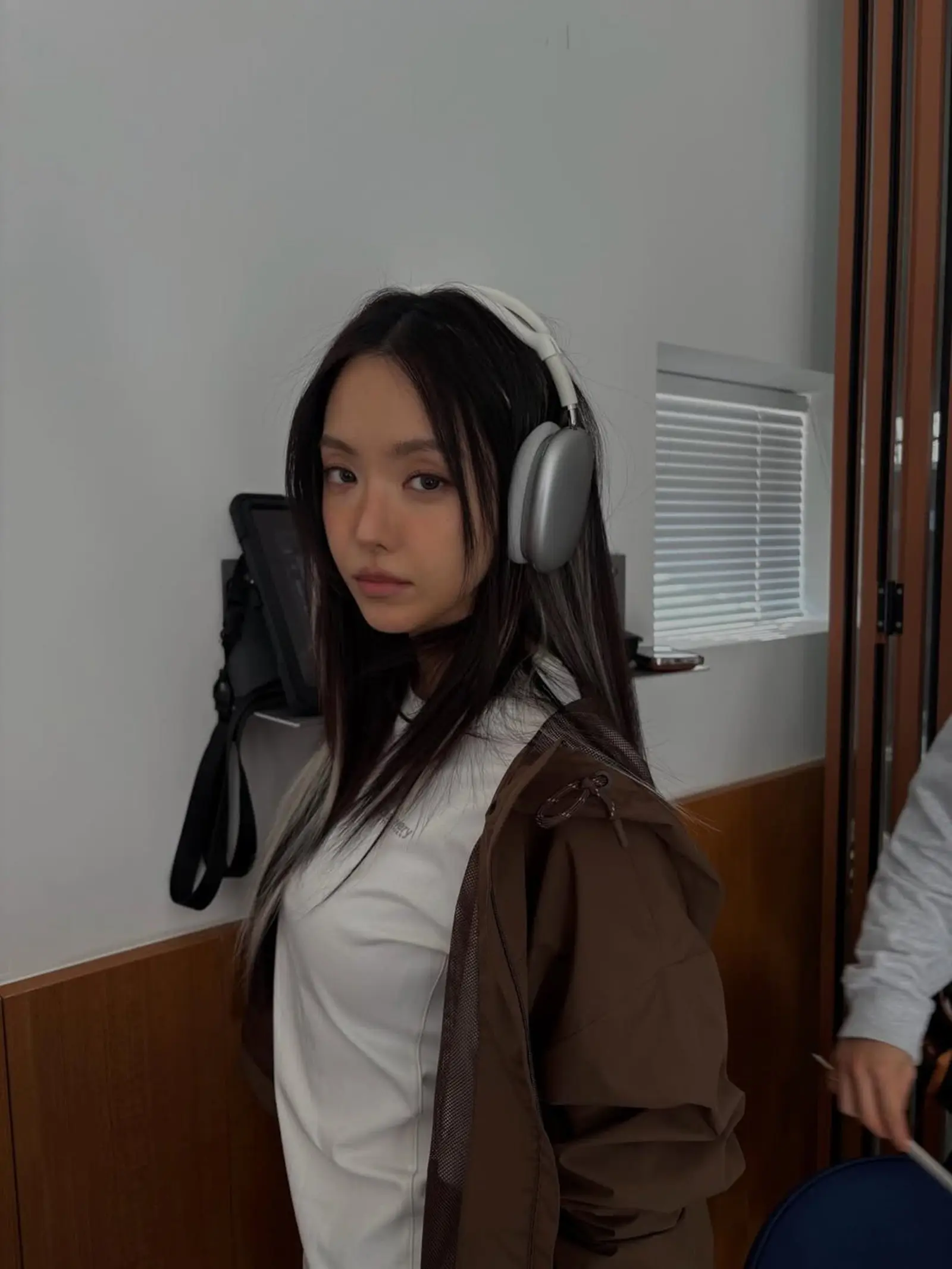 孙娜恩展示低饱和度韩系妆容细节,尽显清冷气质
