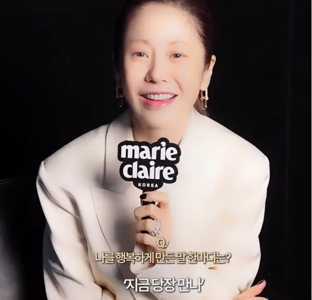 高贤贞手持话筒在杂志拍摄现场展现职业魅力