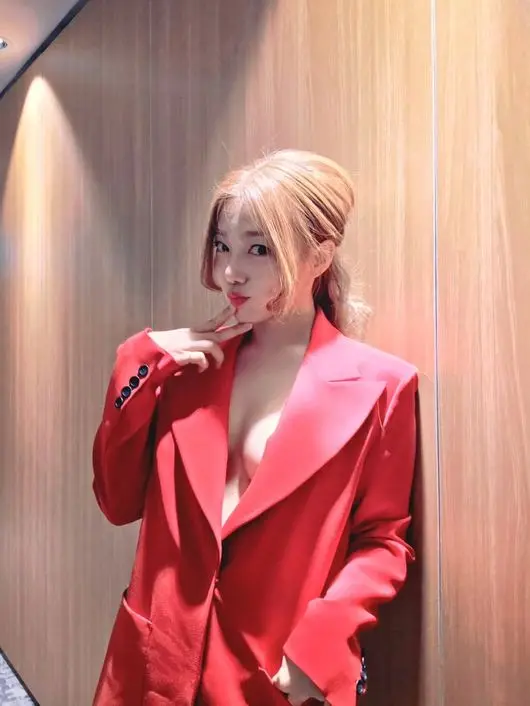 韩国演员李彩英身穿鲜红色西装夹克进行妆造期间的自拍美照,展现性感身材曲线