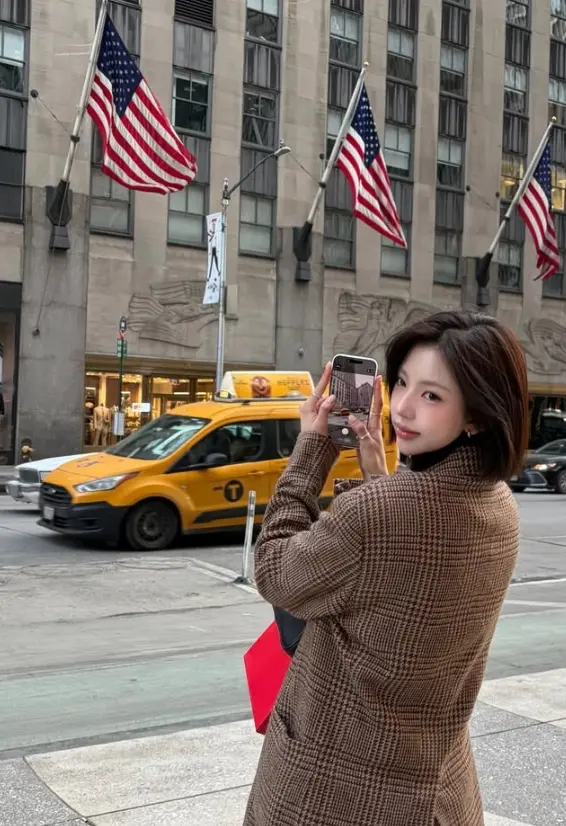 金高恩漫步纽约街头用手机记录美景,完美侧颜尽显模特气质