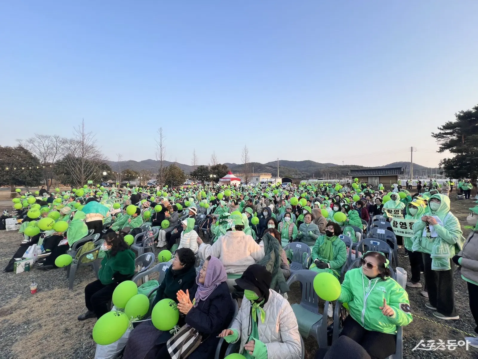 黄永贤在庆典现场与康津郡民众互动,展现亲和力