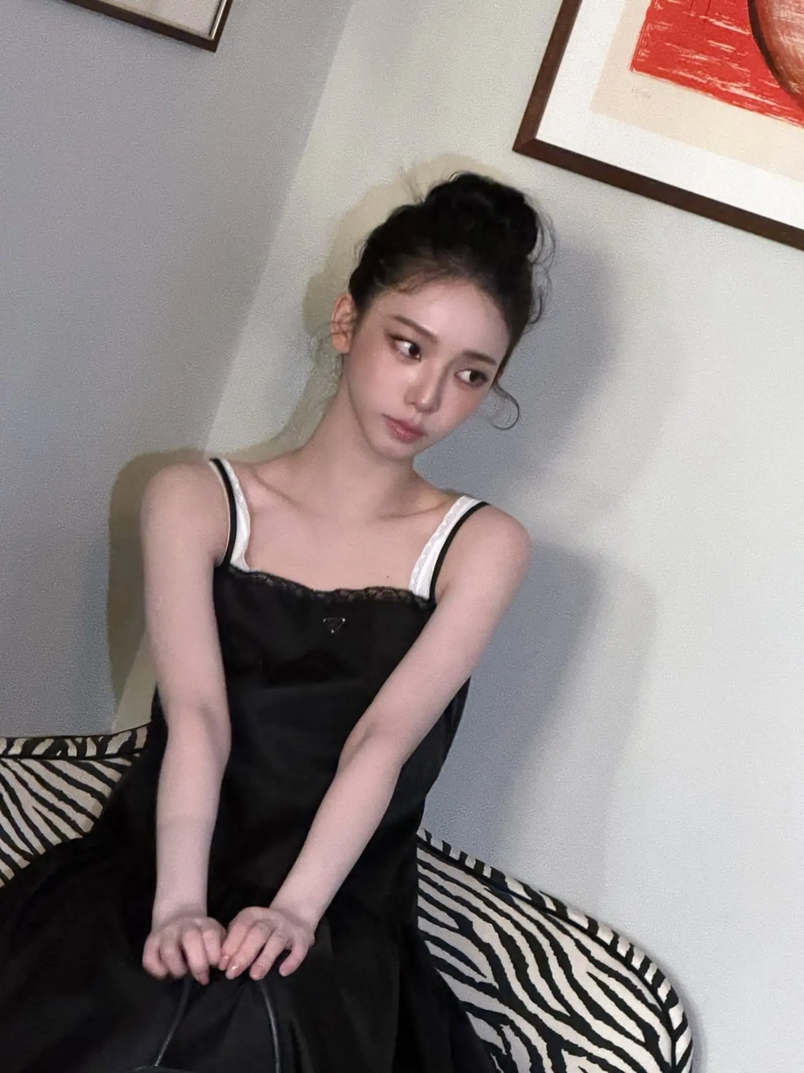 aespa成员Karina身穿黑色细带连衣裙展现完美锁骨线条与冷艳美感