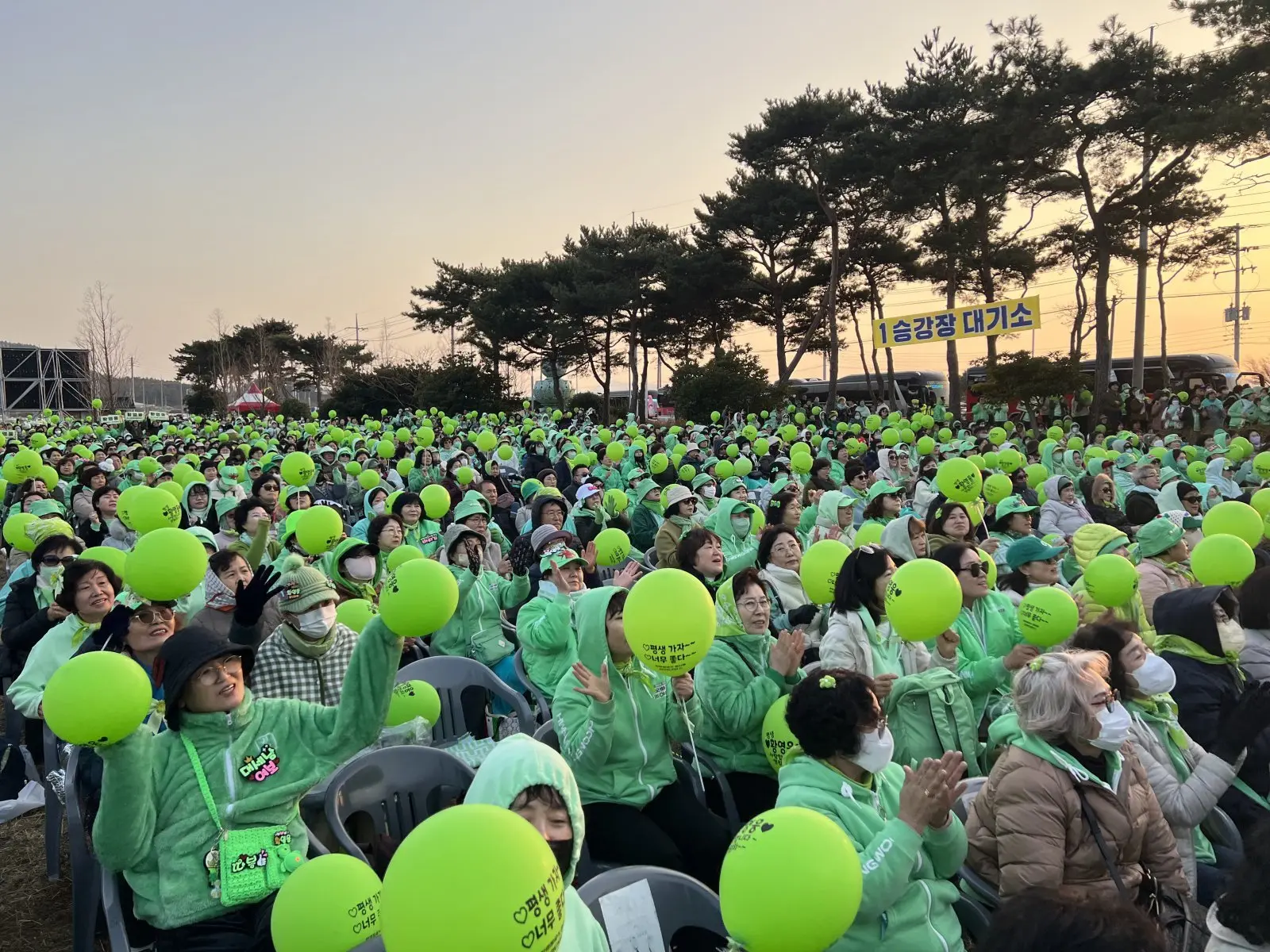 演出现场一片绿色荧光棒海洋,Paradise粉丝俱乐部全力支持黄永贤