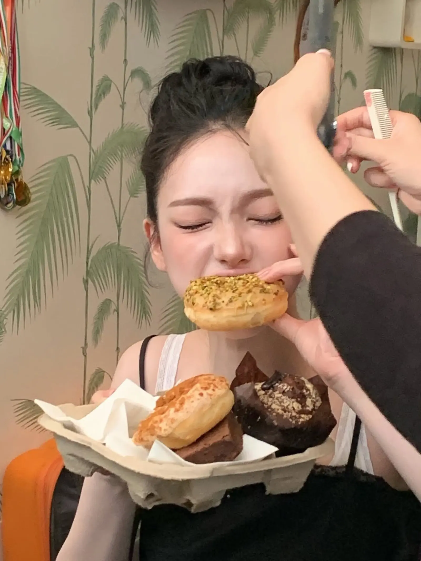 aespa成员Karina柳智敏在后台化妆间专注品尝甜甜圈展现自然吃货魅力