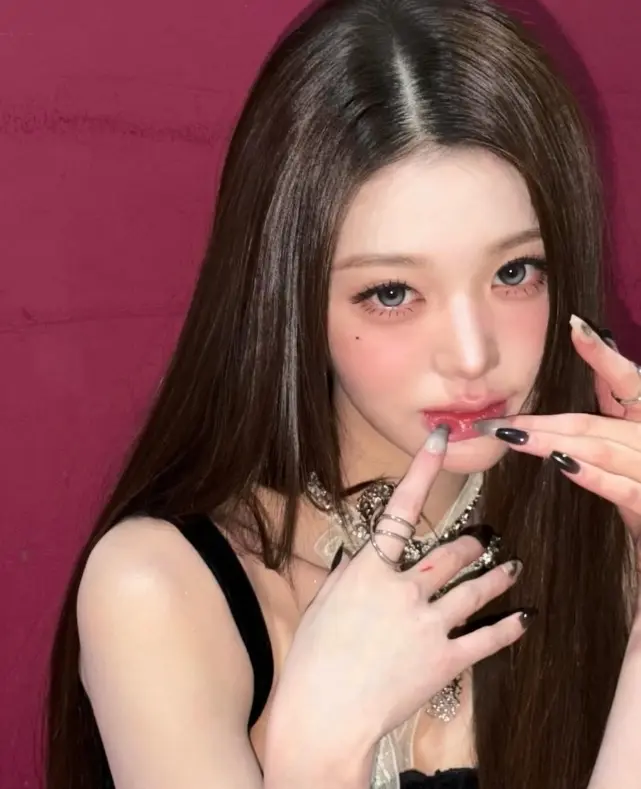 张员瑛在社交媒体分享的最新写真及迷人姿势