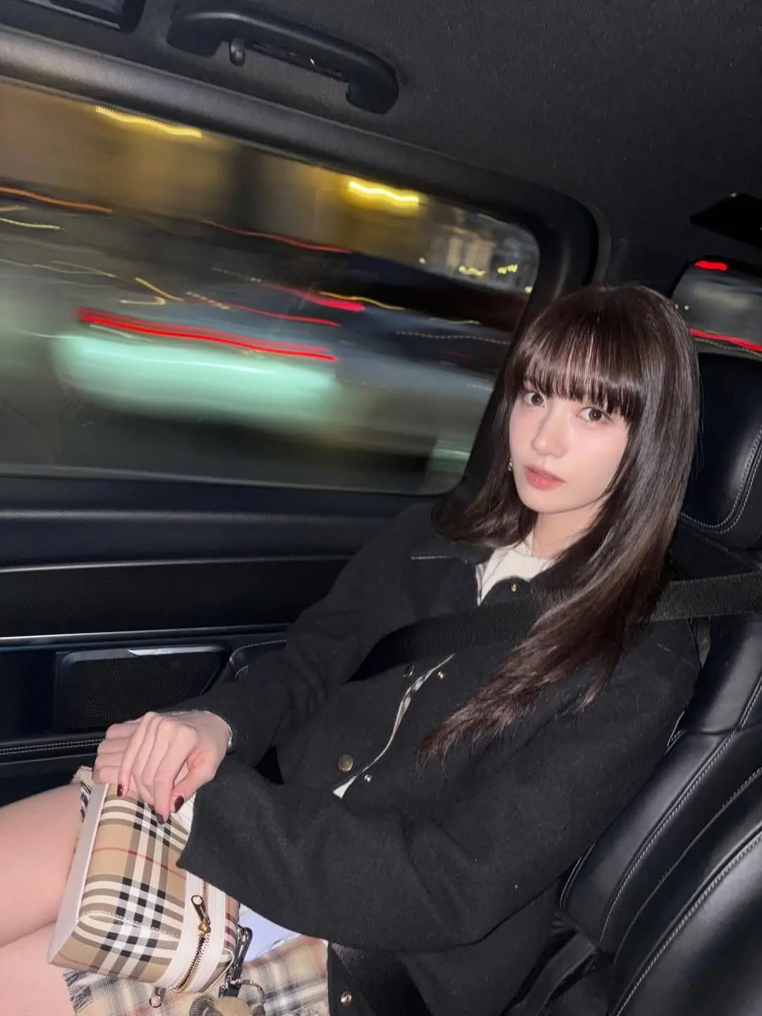 林允儿身着黑色夹克在车内展现精致侧颜的自拍照