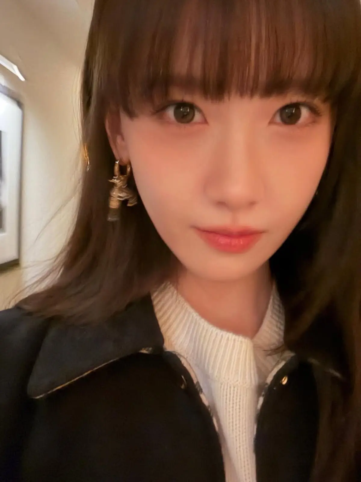 林允儿近距离展示透明皮肤和精致五官的手机自拍