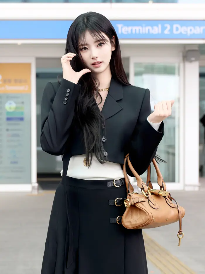 MEOVV成员Anna身穿全黑服装背着Chloe Paddington包现身仁川机场
