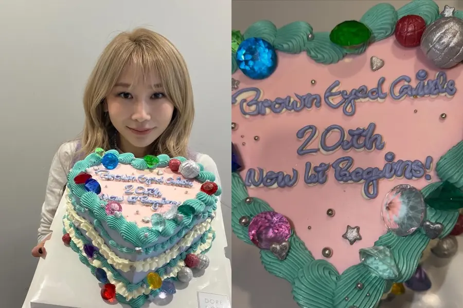 佳仁手持20周年纪念蛋糕面对镜头,展现调皮表情