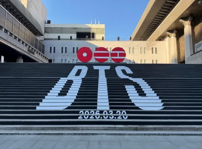 防弹少年团(BTS)成员合体宣传照,展现回归帅气造型,背景暗示光化门公演氛围