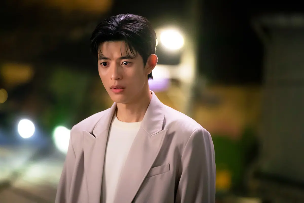 罗门在韩剧《今天开始是人类》中饰演足球明星姜时烈，目光坚定充满魅力