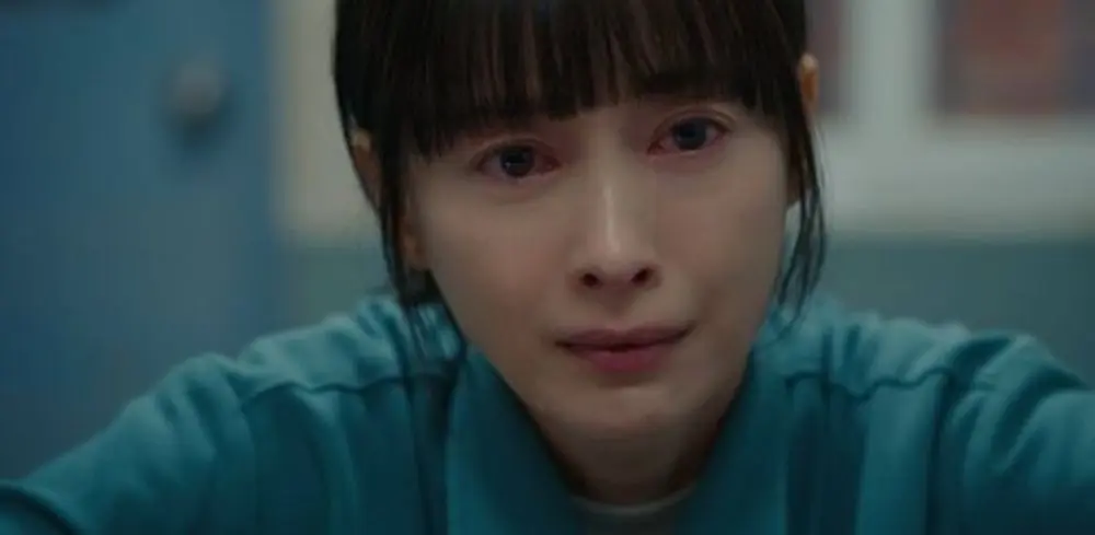 李奈映在狱中得知女儿身世真相,表情绝望