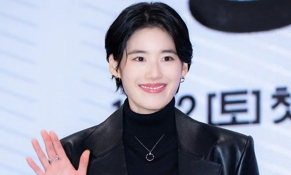 郑恩彩在韩剧Honor中神情凝重,面对两难抉择
