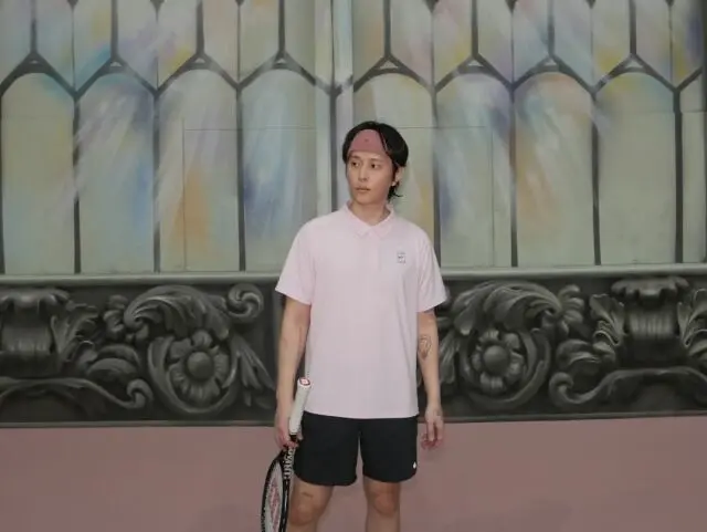 龙俊亨模仿背景墙人物姿势手持网球拍搞怪