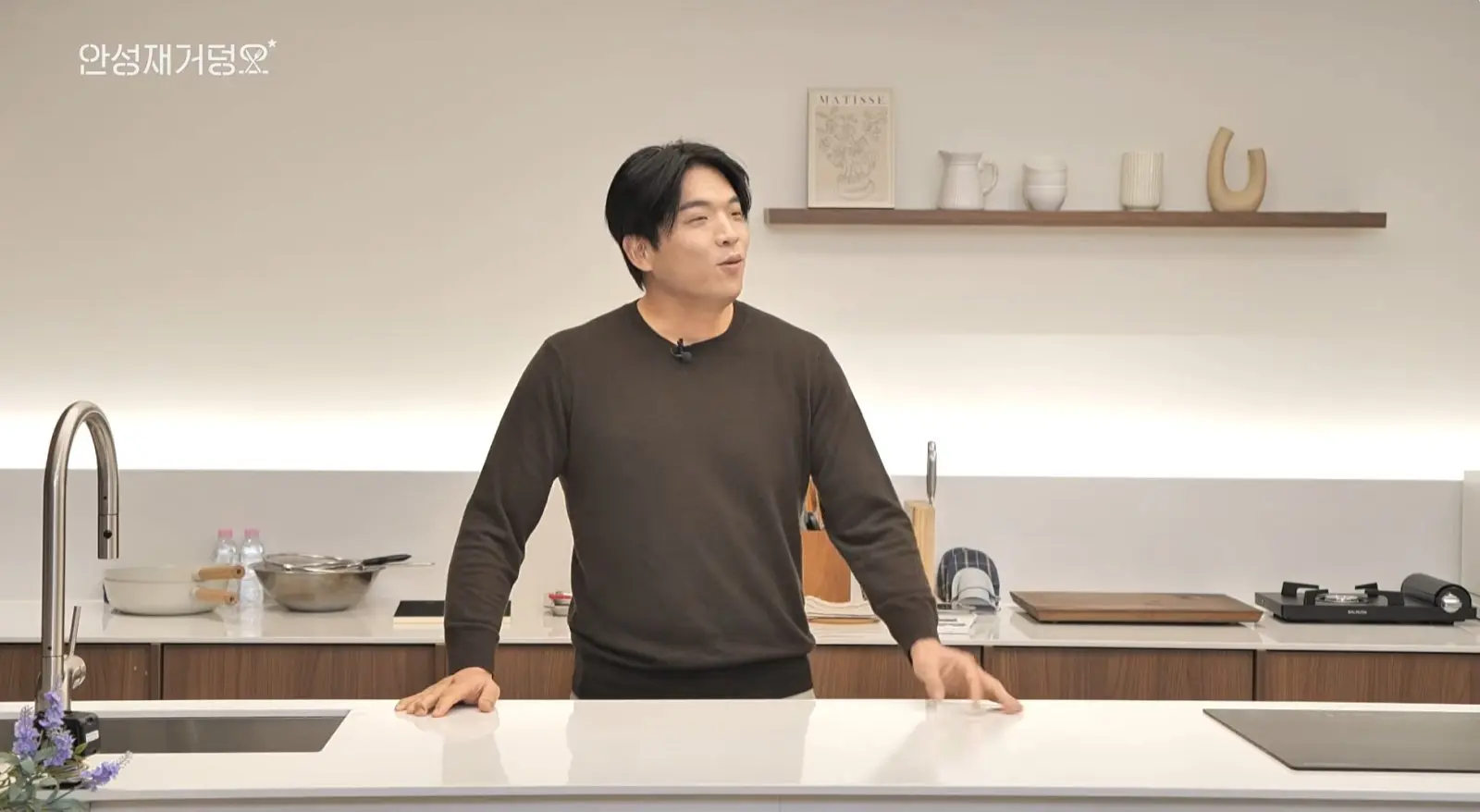 安成宰正在制作改良版迪拜巧克力曲奇,专注处理黄油和面团
