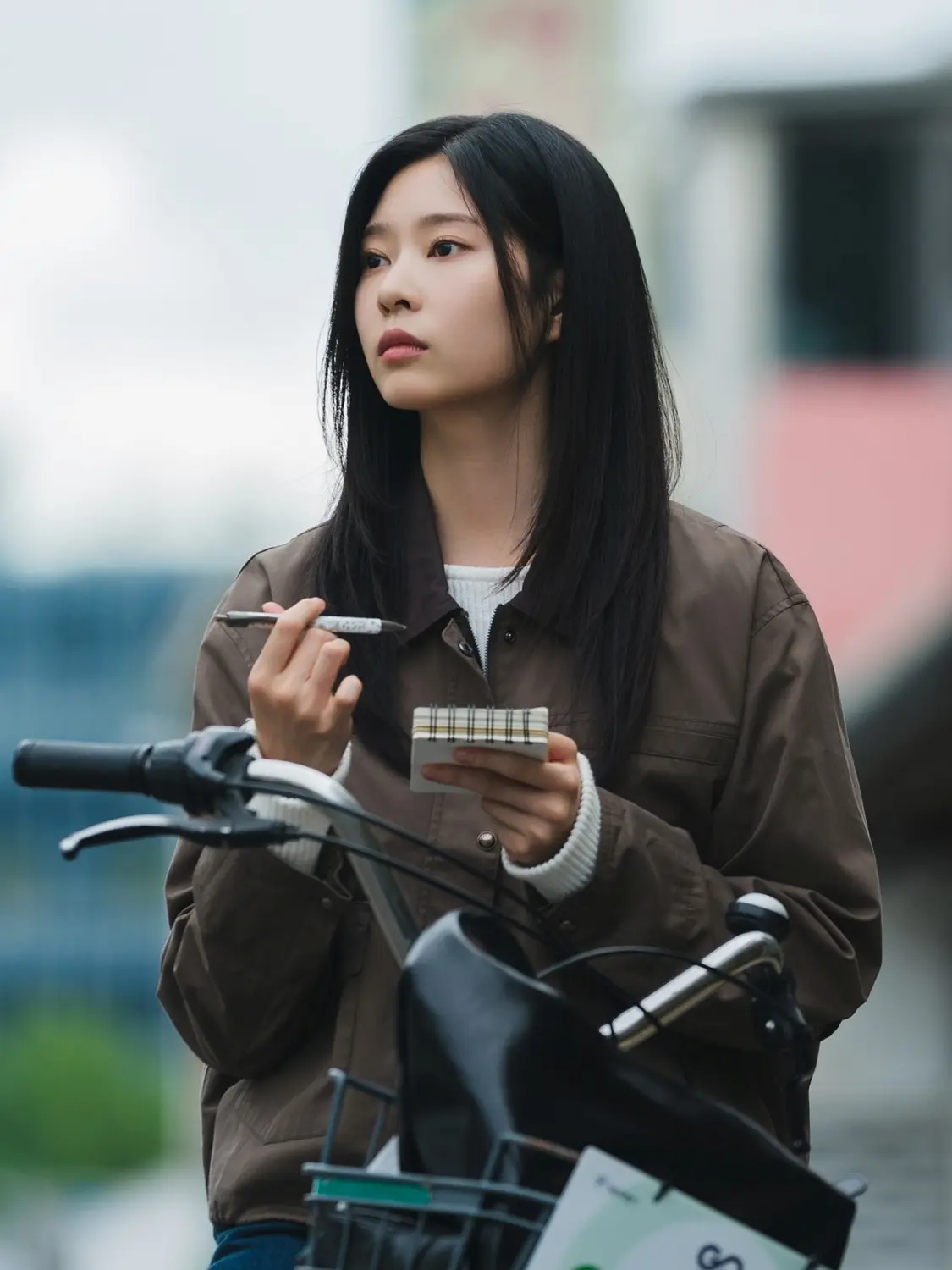 金珉周在JTBC新剧《Shining》中饰演Mo Eun-a的角色剧照,展现清纯气质