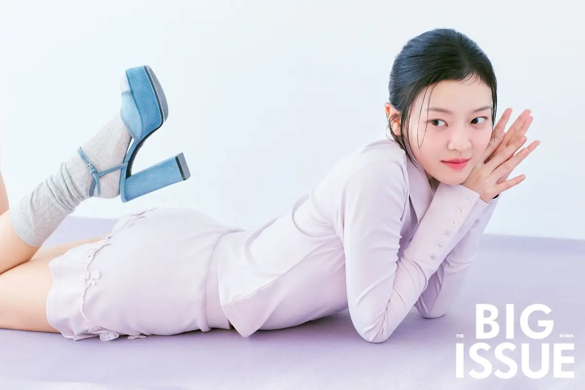 高我星登上Big Issue Korea第345期封面，宣传Netflix新电影《帕凡舞》，展现深邃迷人的眼神与独特气质
