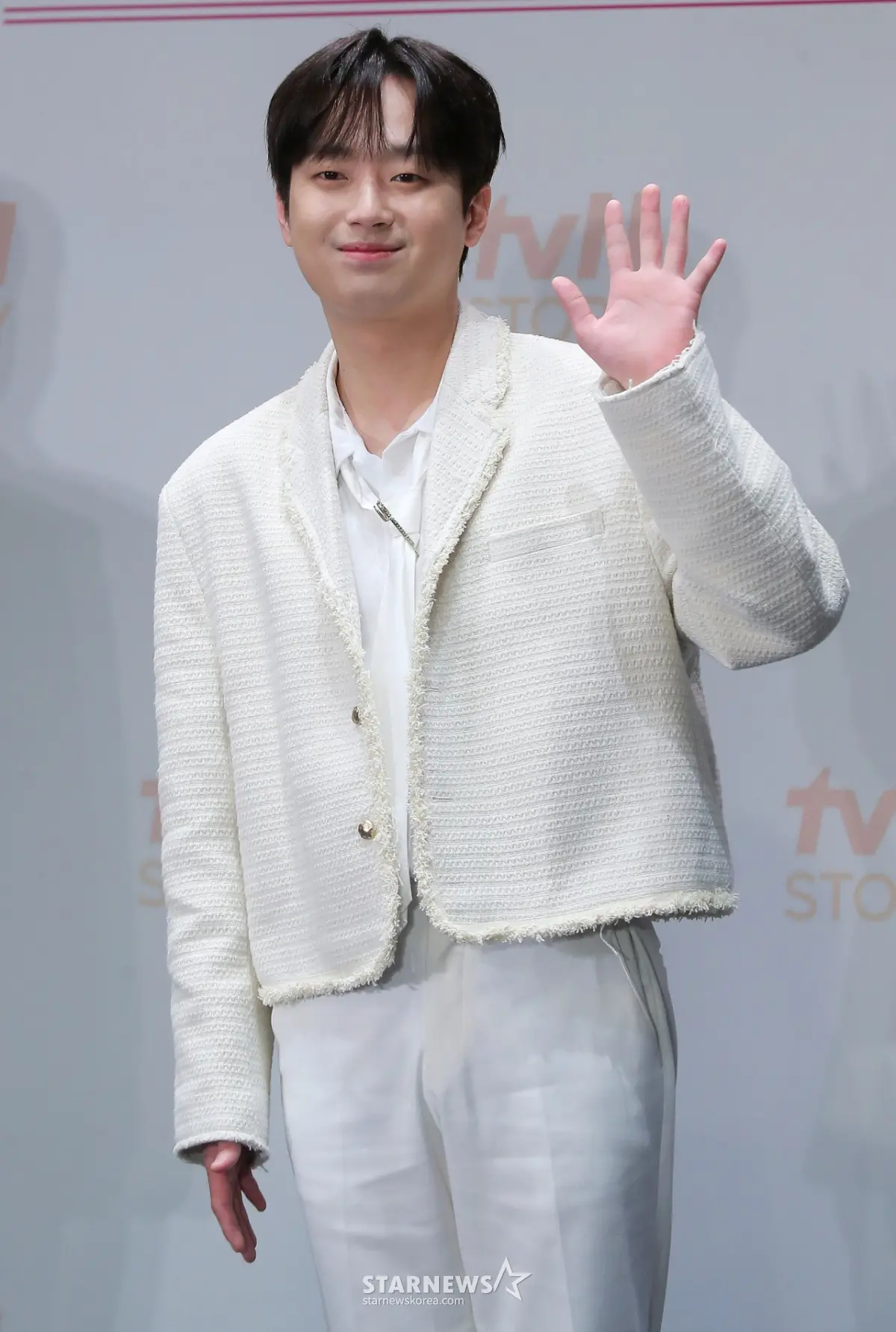 歌手李灿元身着精致演出服在Star Ranking投票宣传中的形象,展现Trot歌手魅力