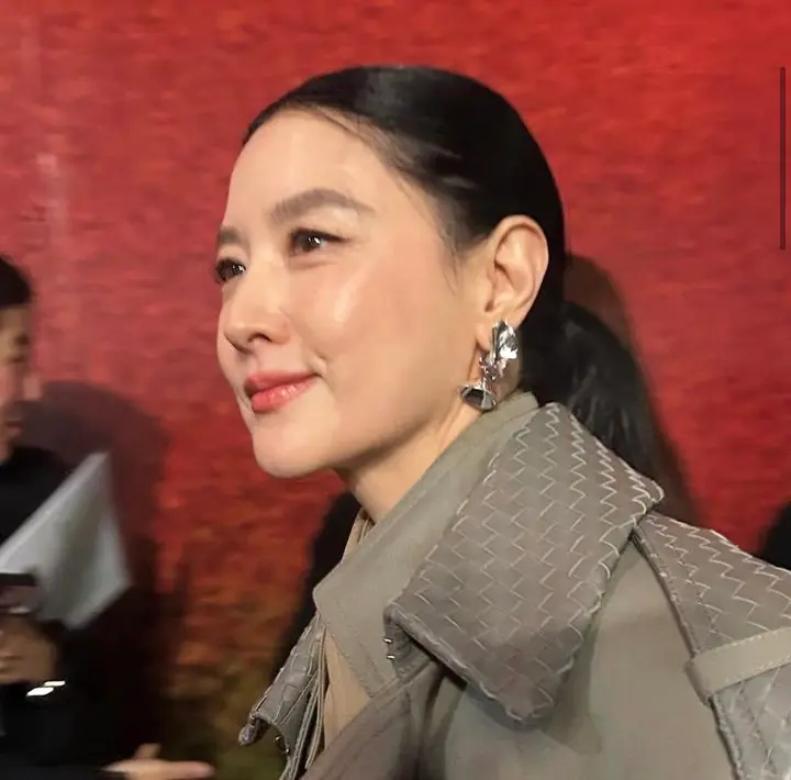 李英爱社交媒体分享近照，侧颜精致，五官立体。