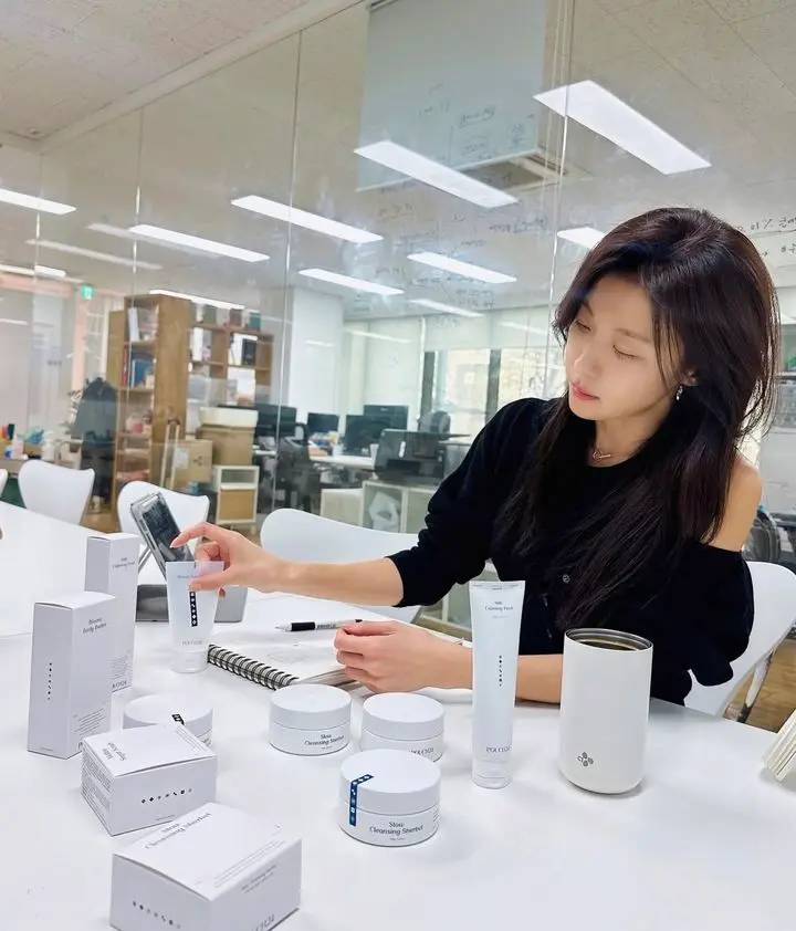 河智苑手持个人研发的护肤品包装盒展示优雅侧颜