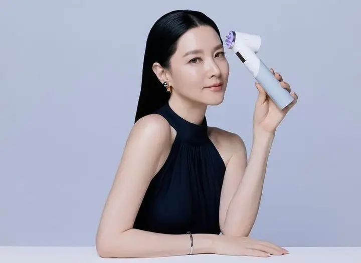 李英爱近距离特写照，状态极佳，展现成熟女性的优雅气质。