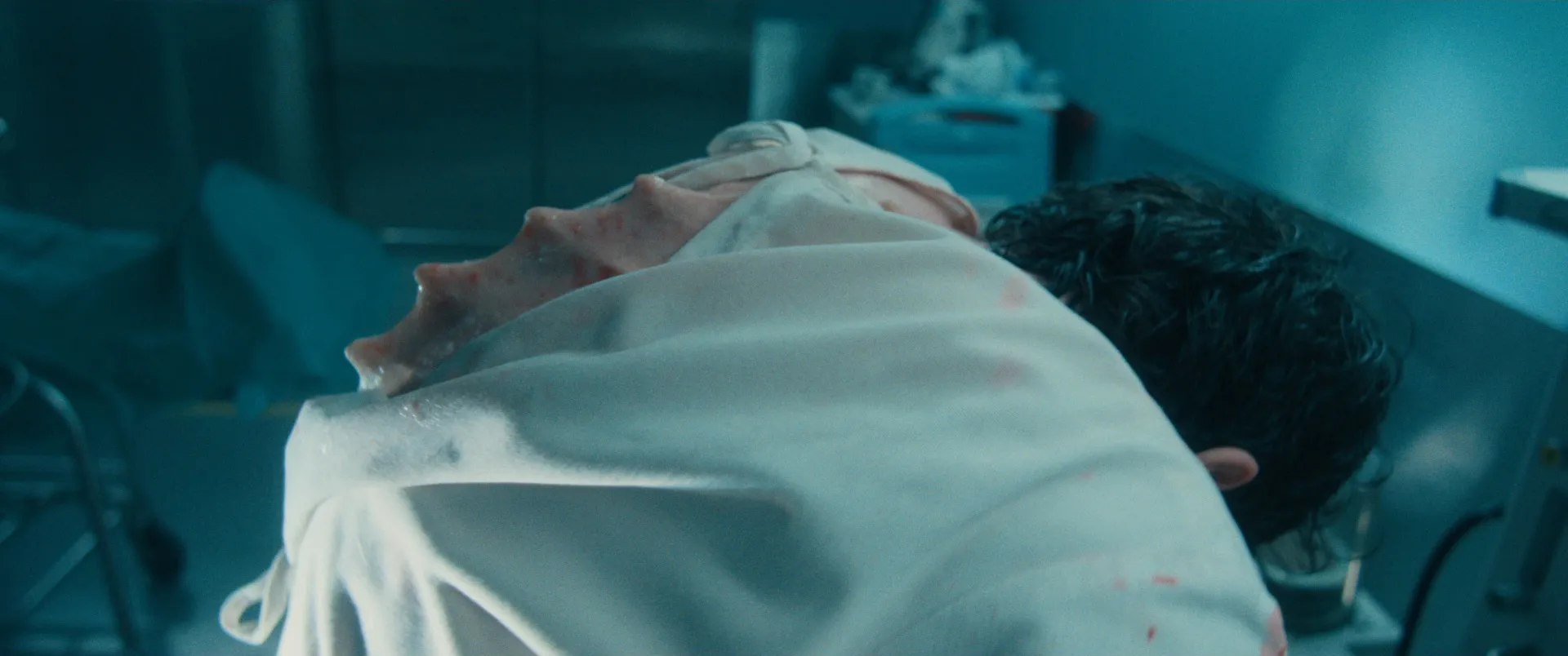 深扒《美之心》特效幕后：埃文·彼得斯变身致敬《变蝇人》，200加仑硅胶打造R级恐怖